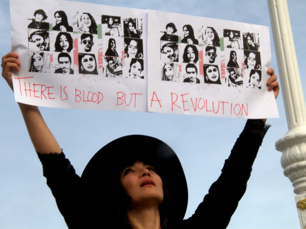 La regista e pittrice iraniana Mitra Farahani protesta contro la repressione delle donne in Iran al Gijon International Film Festival, il 14 novembre 2022