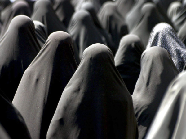 Molte donne iraniane partecipano a una protesta a Teheran il 3 settembre 2004. Le manifestanti hanno chiesto una dura punizione per le donne che non rispettano il codice di abbigliamento islamico che prevede l'uso di un abito lungo e di un foulard per nascondere i contorni del corpo e i capelli davanti a uomini sconosciuti.