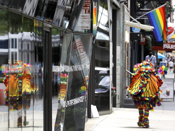 Una persona indossa un costume con i colori del Pride durante la 52a parata annuale del New York City Gay Pride, a New York, il 27 giugno 2021