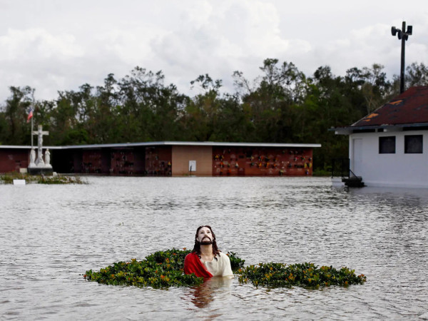 Marrero (Stati Uniti). Ciò che resta della chiesa di San Pio il giorno dopo il passaggio dell’uragano Ida: la tempesta si è abbattuta sulla costa della Louisiana nell’agosto 2021 e ha causato allagamenti diffusi.