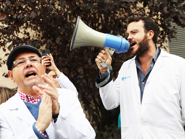 Un uomo parla con un megafono durante una manifestazione organizzata dal sindacato Amyts il 21 novembre 2022 a Madrid. Da lunedì sono chiamati a uno sciopero a tempo indeterminato per denunciare la situazione "critica" di sovraccarico di professionisti e chiedere "un minimo di tempo per paziente".