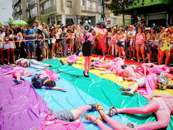Durante la Tel Aviv Pride Parade del 2013, il collettivo anarco-queer "Mashpritzot" ha tenuto una manifestazione di finta-morte per protestare contro il pinkwashing israeliano