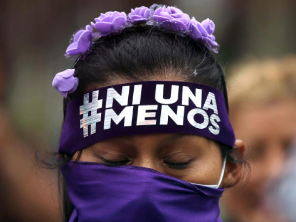 Lima (Perù). Una manifestante partecipa a una marcia di protesta contro la violenza sulle donne (EPA/PAOLO AGUILAR)