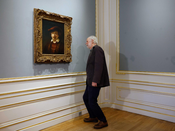 L'Aia (Paesi Bassi). Lo storico dell'arte statunitense Gary Schwartz guarda un autoritratto di Rembrandt in mostra al museo Escher in Het Paleis. L'opera d'arte non è stata esposta al pubblico per 55 anni. In passato è stata attribuita al pittore Ferdinand Bol, ma l'esperto Schwartz è convinto che si tratti di un vero Rembrandt.