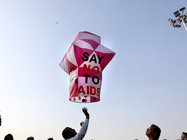 Calcutta (India). Gli attivisti rilasciano una lanterna volante durante una campagna di sensibilizzazione in occasione della Giornata mondiale contro l'Aids che si celebra ogni anno 1º dicembre. Nel 2021, secondo i dati riportati dall'Ansa, 1,5 milioni di persone si sono contagiate e 650.000 persone sono morte a causa dell'Hiv.