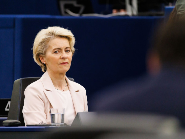 Ursula von der Leyen, Presidente della Commissione europea, siede nell'edificio del Parlamento europeo durante le celebrazioni del 70° anniversario il 22 novembre 2022.