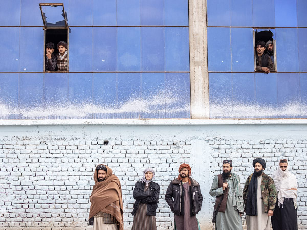 11 novembre 2022, Afghanistan, Mazar-E-Sharif: uomini afghani assistono a una partita di buzkashi, uno sport tradizionale dell'Asia centrale in cui i giocatori a cavallo cercano di piazzare in una porta un sacchetto simile a una carcassa di capra.