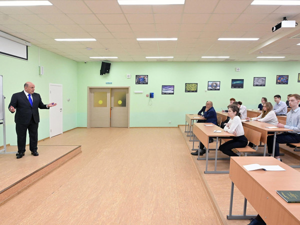 Il primo ministro russo Mikhail Mishustin incontra gli studenti dell'Advanced Educational Scientific Center (AESC) - Kolmogorov boarding school il primo giorno del nuovo anno accademico a Mosca.