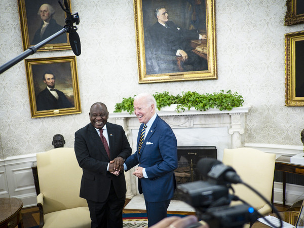 Il presidente degli Stati Uniti Joe Biden stringe la mano al presidente sudafricano Cyril Ramaphosa durante un incontro bilaterale nell'Ufficio ovale della Casa Bianca a Washington, D.C., venerdì 16 settembre 2022.