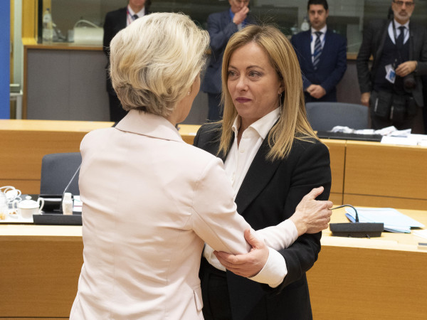 Ursula von der Leyen insieme a Giorgia Meloni prima del vertice del Consiglio europeo a Bruxelles, il 15 dicembre 2022