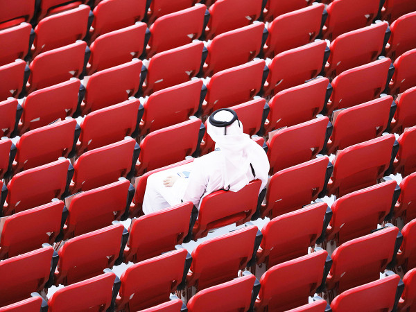 Un fan solitario siede sugli spalti prima della partita di apertura del gruppo A della Coppa del mondo FIFA 2022 tra Qatar ed Ecuador allo stadio al Bayt di al Khor, Qatar, il 20 novembre 2022.