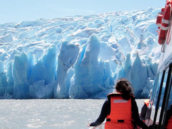 Parco Nazionale Torres del Paine (Cile). I turisti osservano il ghiacciaio Grey, nella Patagonia meridionale, la terza riserva di acqua dolce più estesa al mondo. Il parco ha raggiunto i 20 gradi centigradi il giorno di Natale, un record in pieno inverno, e il ghiacciaio perde in media 40 metri ogni anno a causa delle temperature elevate (EPA/JAVIER MARTIN)