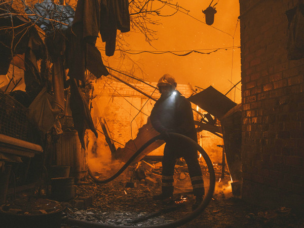 Bakhmut (Ucraina). Un soccorritore cerca di spegnere un incendio in un edificio privato dopo i bombardamenti russi nel villaggio di Ivanivka vicino alla città di Bakhmut nella regione di Donetsk. Bakhmut è ancora senza riscaldamento, elettricità e gas a causa dei bombardamenti permanenti.