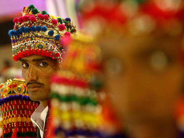 Karachi (Pakistan). Uno sposo indù pakistano partecipa al suo matrimonio durante una cerimonia di massa organizzata dal Pakistan Hindu Council. La celebrazione ha riunito 66 coppie.