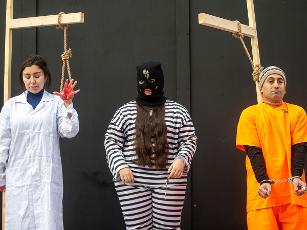 Attivisti iraniani durante una protesta a Piccadilly Circus