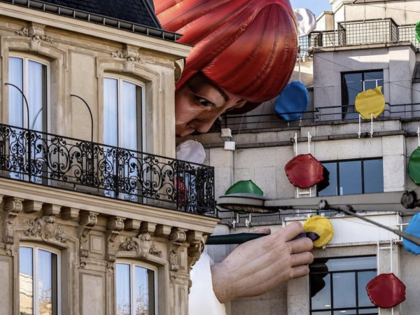 Parigi (Francia). Un'enorme installazione gonfiabile rappresenta Yayoi Kusama intenta a dipingere i suoi iconici pois sulla facciata dell'edificio che ospita il fglagship store di Louis Vuitton al civico 101 degli Champs-Élysées. La casa di moda celebra così la seconda collaborazione con la popolare artista giapponese.