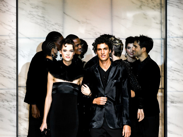 Sfila la collezione autunno/inverno 2023-24 di Giorgio Armani nel corso della Milano Fashion Week