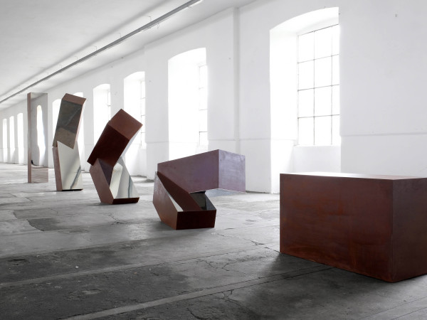 “IN FILA PER UNO” l’opera di Daniele Basso al Memoriale della Shoah di Milano (mostra del 2018)