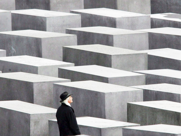 Berlino (Germania). Un visitatore cammina tra i pilastri di cemento del memoriale dell'Olocausto a Berlino. Oggi si celebra la Giornata della Memoria, nel giorno in cui, nel 1945, i soldati dell’Armata Rossa sovietica liberarono il campo di concentramento tedesco di Auschwitz, nel sud della Polonia, in cui si stima che siano state deportate circa 1,3 milioni di persone tra il 1940 e il 1945.