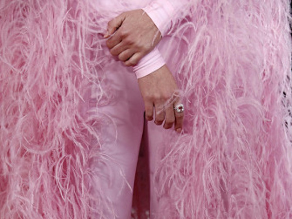 Los Angeles (Stati Uniti). Kacey Musgraves alla 65ª edizione dei Grammy Awards alla Crypto.com Arena di Los Angeles, in California. L’artista ha sfilato sul tappeto rosso indossando una tuta rosa abbinata a una mantella di piume di Maison Valentino.