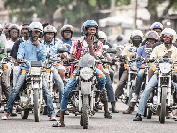 Motociclisti per le strade di Lomé, la capitale del Togo