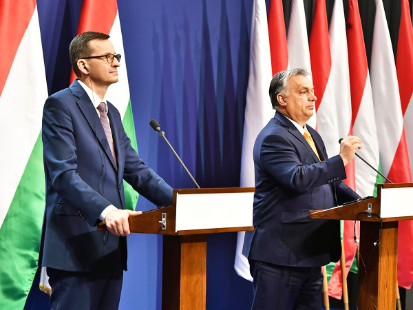 Il primo ministro ungherese Viktor Orban e il premier polacco Mateusz Morawiecki