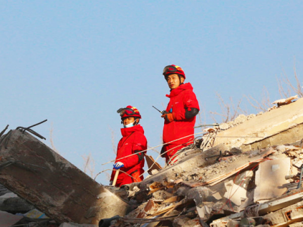 I membri della squadra cinese di ricerca e soccorso lavorano tra le macerie a Kahramanmaras, Turchia, 13 febbraio 2023 (EPA/TOLGA BOZOGLU)