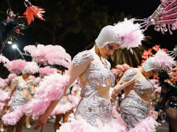 Santa Cruz (Spagna). Un gruppo di ballerine della compagnia "Rio Orinoco" sfilano durante il concorso “Rhythm and Harmony” nella capitale dell'isola di Tenerife. I festeggiamenti del Carnevale dureranno fino al 26 febbraio.