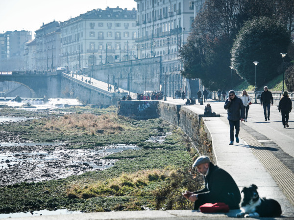 La portata del fiume Po è diminuita drasticamente per la siccità invernale formando isole e spiaggette all'altezza di piazza Vittorio, Torino (10 febbraio 2023)