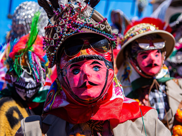 Las Rosas (Chiapas, Messico). Un uomo vestito con l'abito tipico del 'Carnaval del Tancoy'. Da più di un secolo gli abitanti del comune di Las Rosas, chiamato Pinola in era preispanica, scendono in strada per celebrare la tradizione e ballano per attirare la buona pioggia nella stagione della siccità.