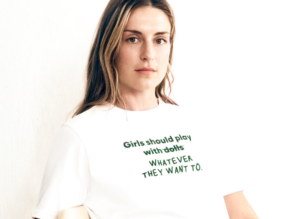 Alexia Putellas per Mango mentre indossa la maglietta "Girls should play with whatever they want"
