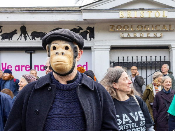 Bristol (Regno Unito). Gli attivisti della campagna 'Save Bristol Zoo Gardens' mentre partecipano a una manifestazione per impedire che lo storico sito dello zoo di Clifton lasci spazio a un progetto di sviluppo abitativo per alloggi di lusso.