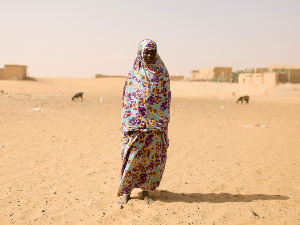 Woman in the desert, Chinguetti, Mauritania