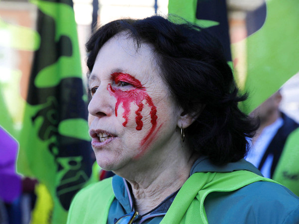 Nizza (Francia). Una manifestante protesta contro la riforma delle pensioni voluta del governo mentre continuano mobilitazioni e scioperi in tutto il Paese.