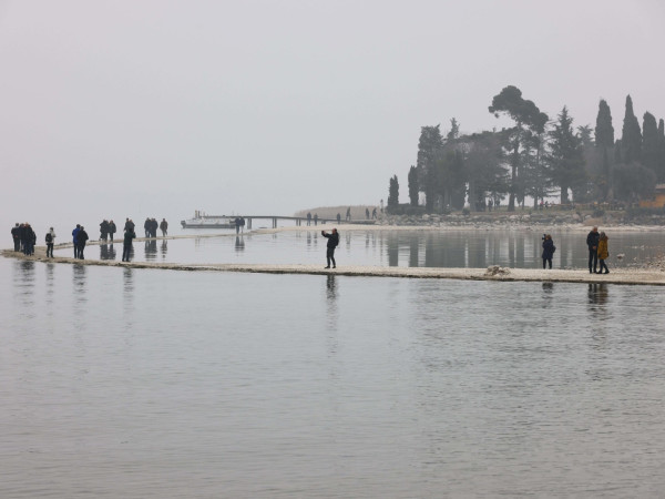 Siccità: l'isola dei Conigli sul lago di Garda diventa raggiungibile a piedi