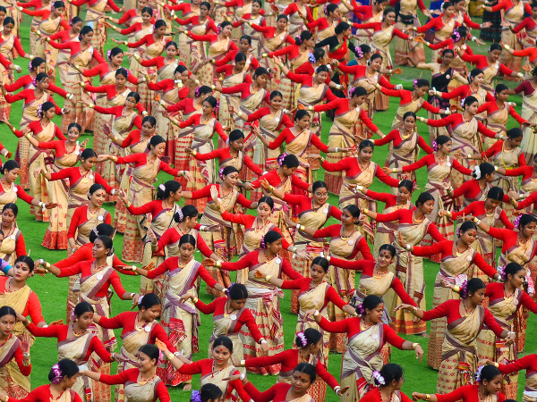 Guwahati (India). Le ballerine di Bihu si esibiscono nel più grande spettacolo di danza mai realizzato in un unico luogo. L'esibizione è entrata nel Guinness World Record con 11.304 ballerine e 2.548 suonatori di strumenti a percussione noti come “dhol”.
