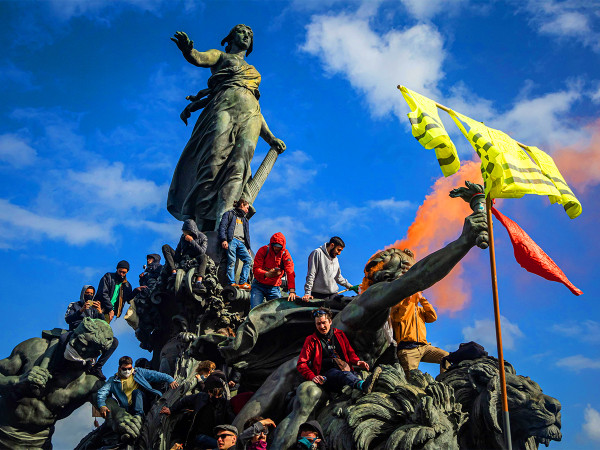 Manifestanti salgono sulla statua del Triomphe de la République durante la marcia annuale del primo maggio