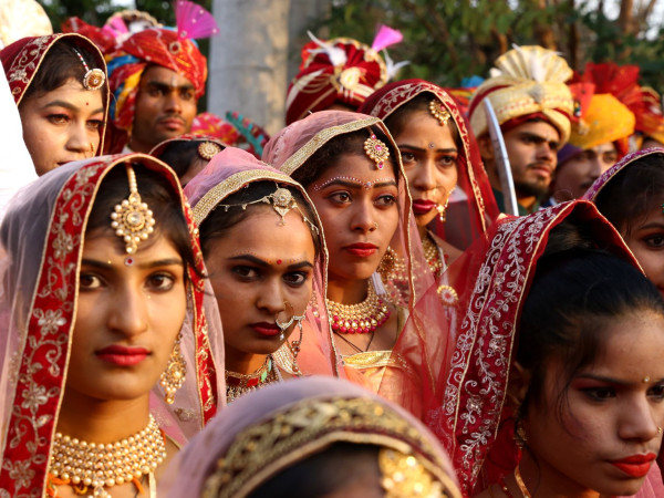Sposi e spose partecipano a una cerimonia nuziale di massa a Bhopal, capitale dello Stato indiano del Madhya Pradesh, il 22 aprile 2023.
