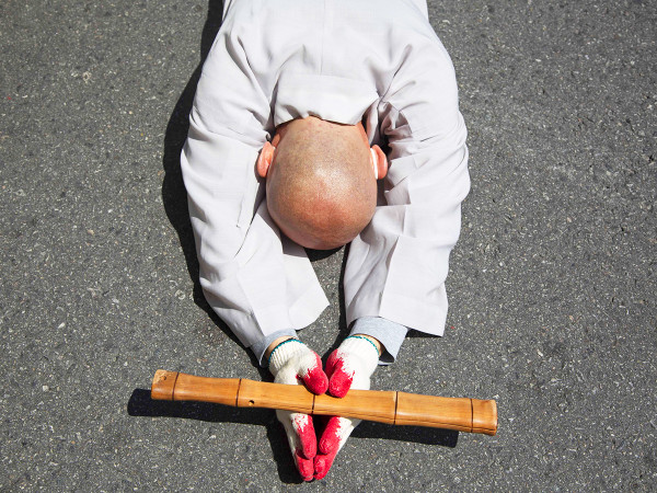 Seul (Corea del Sud). Un monaco esegue il gesto di preghiera buddista del Dharna - fare tre passi e inchinarsi - durante una protesta contro lo smaltimento dell'acqua radioattiva di Fukushima da parte del Giappone. Il primo ministro nipponico Fumio Kishida si è recato in Corea del Sud il 7 e l'8 maggio.