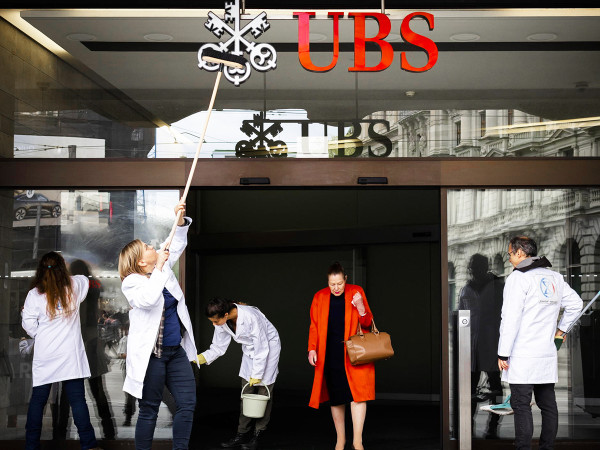 Gli attivisti di Scientist Rebellion puliscono simbolicamente l'ingresso della Ubs a Zurigo