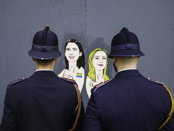 Milano (Italia). La Polizia Locale verifica la rimozione dell’ultima opera dell’artista e attivista AleXandro Palombo, intitolata “Power Is Female”. Il Comune ne ha richiesto la rimozione perché la ritiene eccessivamente politica.