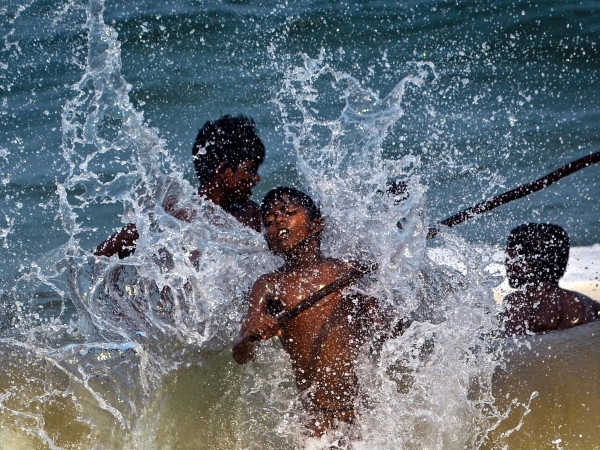 Chennai (India). In un caldo pomeriggio estivo un gruppo di ragazzi di una comunità di pescatori nuota nel Golfo del Bengala, sulla spiaggia di Pattinapakkam. Secondo i funzionari del Centro meteorologico regionale è probabile che l'intenso caldo estivo continui nel Tamil Nadu, nel sud dell’India, soprattutto nelle regioni costiere, registrando un'impennata delle temperature.