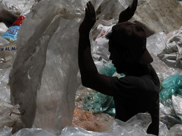 Sana'a (Yemen). Un operaio seleziona oggetti di plastica da riciclare in una discarica. Come accade quotidianamente, anche nella Giornata dell'Ambiente, che quest’anno ha un focus sulle "soluzioni all'inquinamento da plastica", dalle strade della capitale yemenita vengono raccolte oltre 1.400 tonnellate di rifiuti: molte persone che vivono in povertà vendono quelli in plastica agli sfasciacarrozze e guadagnano spesso l'equivalente di 1,92 e 2,88 euro al giorno.