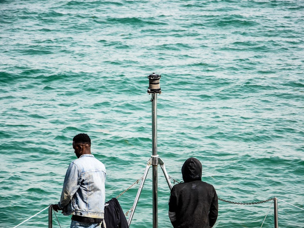 Sfax, Tunisia. Due persone migranti subsahariane vengono intercettate dalla Guardia nazionale tunisina al largo di Sfax. La regione, con i suoi 150 km di costa, è diventata di recente un importante snodo per chi tenta di attraversare il Mediterraneo imbarcandosi in un pericoloso viaggio per raggiungere l'Italia