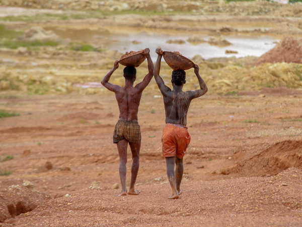 Abomosu (Ghana). Lo scatto ritrae due minatori d'oro. Il Ghana, situato nell'Africa occidentale, è il primo produttore di oro del continente, ma attorno all’estrazione e alla lavorazione del pregiato metallo si dipana una fitta rete di sfruttamento e attività illegali. La produzione nel Paese è aumentata da 2,82 milioni di once nel 2021 a 3,74 milioni di once nel 2022