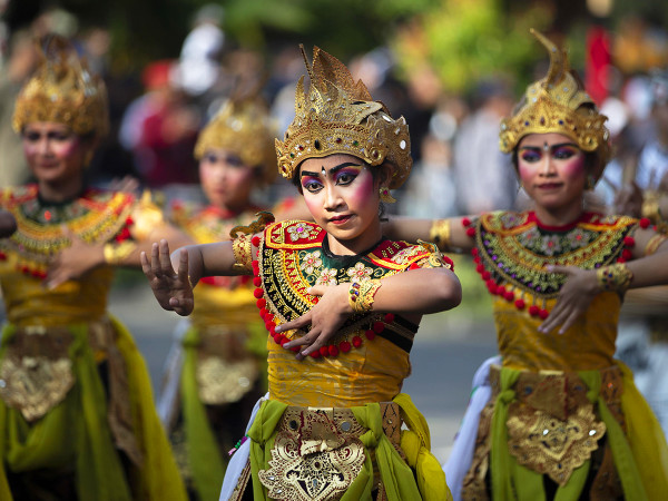 Denpasar (Indonesia). Danzatrici tradizionali sfilano nella parata inaugurale del Bali Art Festival (Pesta Kesenian Bali), che dal 1979 celebra, preserva e sviluppa l'arte e la cultura balinesi. L’edizione 2023 è iniziata il 18 giugno e si concluderà il 16 luglio.