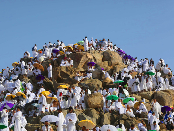 La Mecca (Arabia Saudita). I pellegrini musulmani si radunano sul Monte Arafat durante il pellegrinaggio Hajj di quest’anno. Secondo il Ministero saudita dell'Hajj e dell'Umrah, oltre 1,6 milioni di musulmani sono arrivati nel Regno per prendere parte alle celebrazioni, mentre il numero totale di pellegrini dovrebbe raggiungere 2,5 milioni per la prima volta da quando sono state revocate le restrizioni della pandemia di covid-19