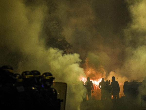 Manifestanti si scontrano con la polizia antisommossa francese a Nanterre, vicino a Parigi, Francia, 29 giugno 2023. La violenza è scoppiata dopo che la polizia ha ucciso un 17enne durante un blocco del traffico a Nanterre il 27 giugno 2023.