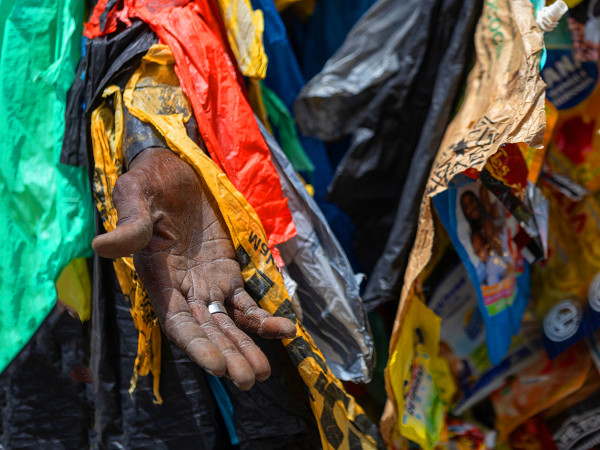 Dakar, Senegal. Modou Fall, noto anche come Plastic Man, indossa la sua tuta di plastica a Guediawaye. Per più di 15 anni, l’attivista ambientale, ex soldato e padre di 3 figli soprannominato, è stato in missione per sensibilizzare i suoi concittadini sui rifiuti di plastica e l'inquinamento. Fall, divenuto il volto internazionale della lotta ai rifiuti in plastica e all’inquinamento in Senegal, indossa spesso una tuta mimetica su misura composta da sacchetti di plastica riciclata. Ogni anno, 200.000 tonnellate di plastica vengono raccolte in Senegal, ma solo 9.000 vengono riciclate, mentre il resto viene bruciato.