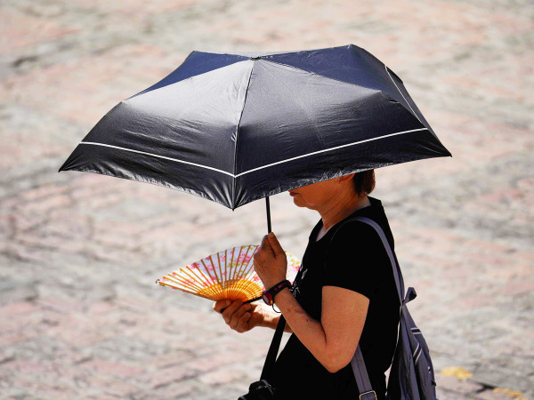 Una donna si protegge dal sole in Spagna, giugno 2023
